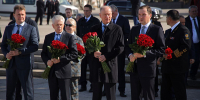 НИКОЛАЙ ПАТРУШЕВ, АЛЕКСЕЙ ЧЕКУНКОВ И АЛЕКСАНДР ЦЫБУЛЬСКИЙ ВОЗЛОЖИЛИ ЦВЕТЫ К ПАМЯТНИКУ УЧАСТНИКАМ СЕВЕРНЫХ КОНВОЕВ В АРХАНГЕЛЬСКЕ - Газета Авангард