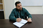 УЧАСТНИК ПРОГРАММЫ "ЗАЩИТНИКИ. ПОД КРЫЛОМ АРХАНГЕЛА" ДМИТРИЙ СЕРГЕЕВ ПОЗНАКОМИЛСЯ С КОНТРАКТНОЙ СИСТЕМОЙ В СФЕРЕ КАПРЕМОНТА МКД