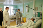 АЛЕКСАНДР ЦЫБУЛЬСКИЙ ПОСЕТИЛ НАХОДЯЩИХСЯ НА СТАЦИОНАРНОМ ЛЕЧЕНИИ ПОСТРАДАВШИХ В ДТП НА ТРАССЕ М-8 "ХОЛМОГОРЫ"